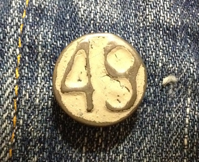 AGジーンズのボタンが「49」