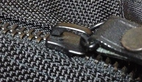 飛び出した毛糸の直し方
